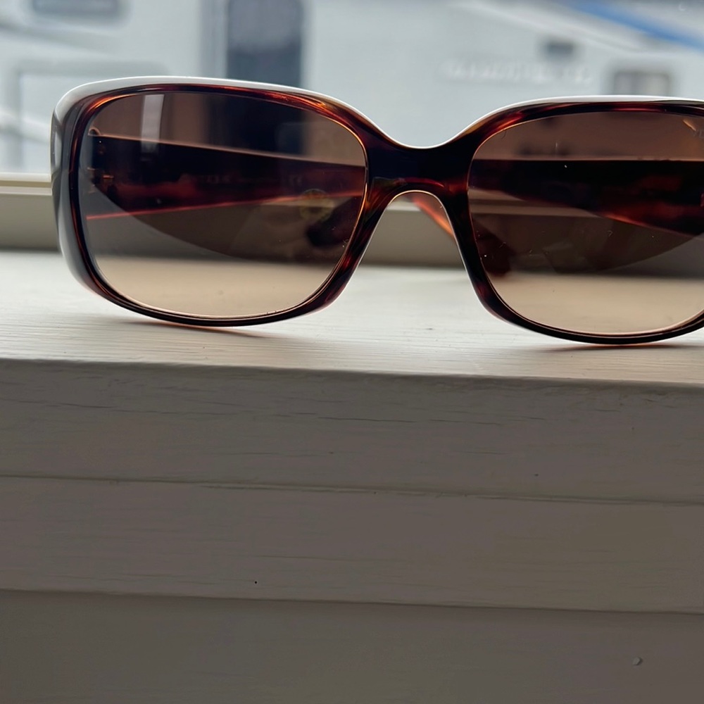 Vogue sunglasses and case no scratches
